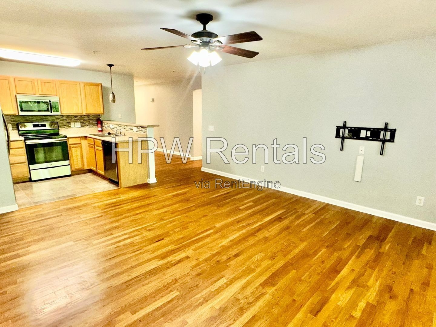 25% OFF 1 MONTH: 2nd floor 3-bedroom condo! property image